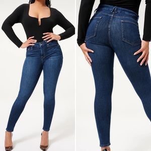 Good American High Rise Skinny Jeans in Dark Blue Wash